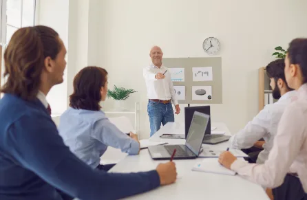 Mathijs als marketing projectmanager die samen met het klantteam een marketingstrategie uitlegt.